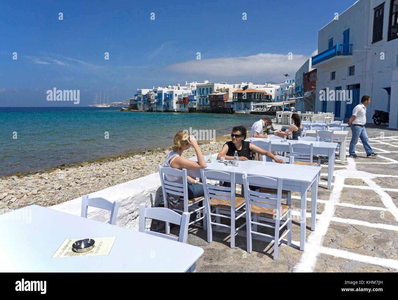 Restaurant et bars le long de la petite Venise, l'île de Mykonos, Cyclades, Mer Égée, Grèce Banque D'Images