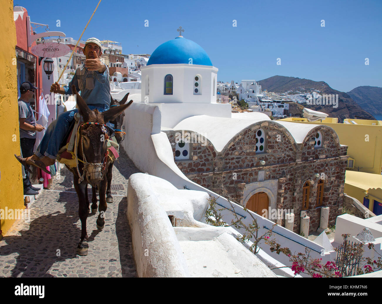 L'homme local avec les ânes au bord du cratère, Oia, Santorin, Cyclades, l'île de la mer Égée, Grèce Banque D'Images