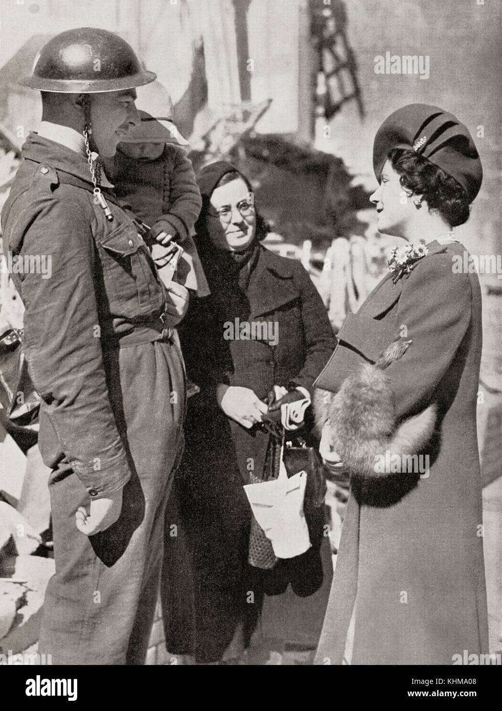 La visite de la reine Elizabeth ont bombardé des villages au cours de la DEUXIÈME GUERRE MONDIALE, vu ici à Plymouth. La Reine Elizabeth, la Reine Mère. Elizabeth Angela Marguerite Bowes-Lyon, 1900 - 2002. Épouse du roi George VI et mère de la reine Elizabeth II. Banque D'Images