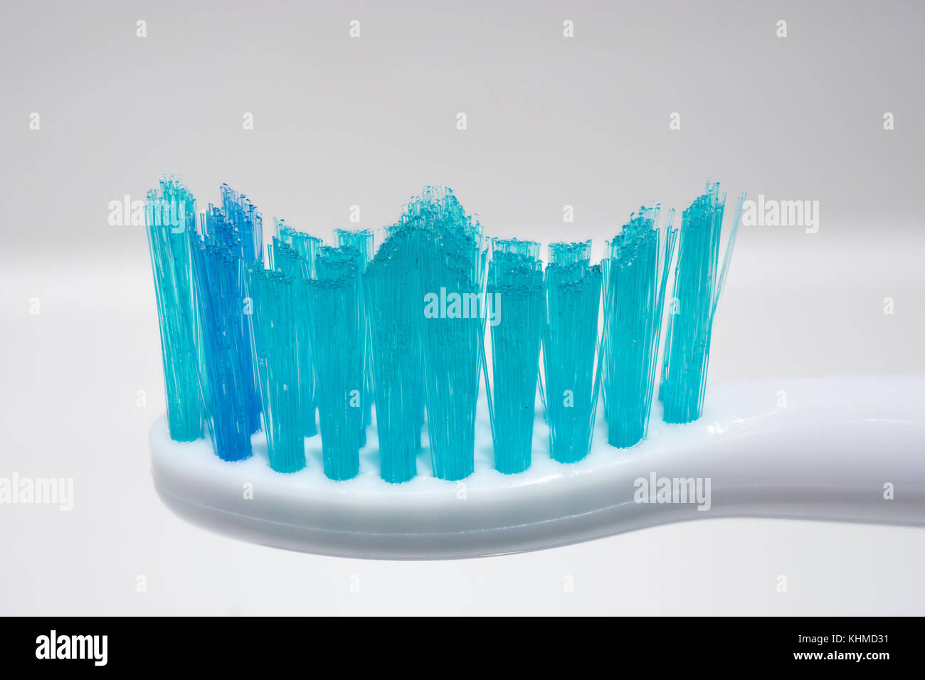 Brosse à dents et dentifrice sur fond flou. Banque D'Images