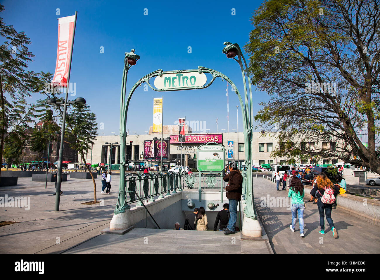 La ville de Mexico, Mexique - Dec 6, 2015 : les personnes à entrer dans la station de métro Zocalo de Mexico City , le déc 6, 2015. Le Mexique. Banque D'Images