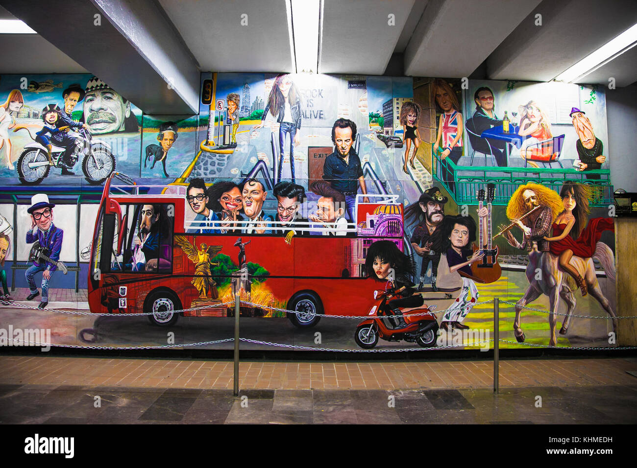 MEXICO CITY, MEXIQUE - 6 déc 2015 : graffiti artistique ou l'art de rue dans le métro de Mexico le 6 déc, 2015. Le Mexique. Banque D'Images