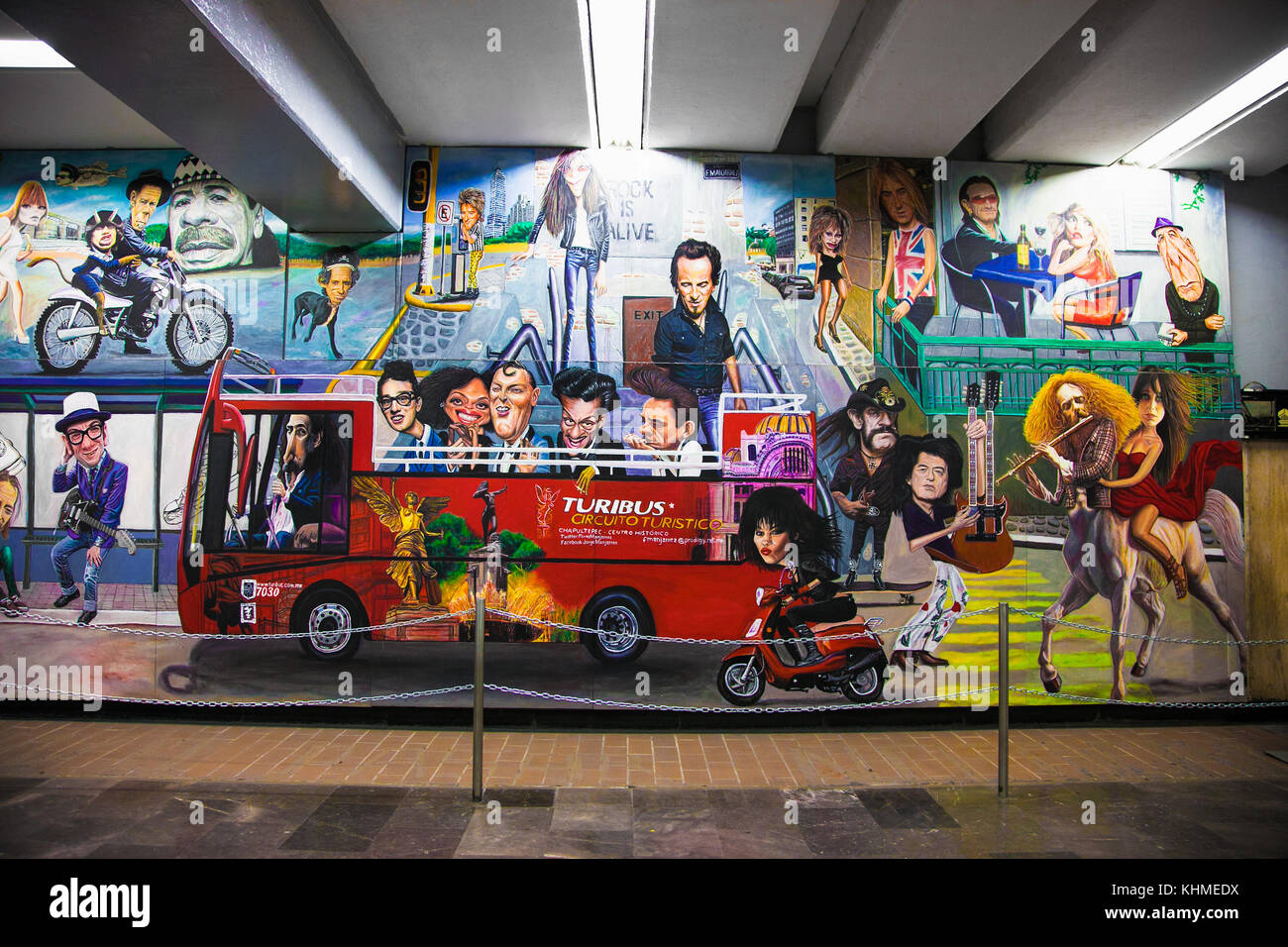 MEXICO CITY, MEXIQUE - 6 déc 2015 : graffiti artistique ou l'art de rue dans le métro de Mexico le 6 déc, 2015. Le Mexique. Banque D'Images