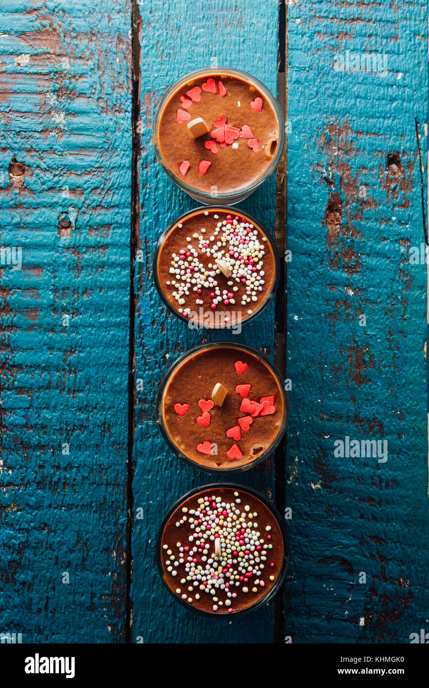 Sucettes glacées au chocolat sur decoratedwith verre coeur sucre et nonpareils Banque D'Images