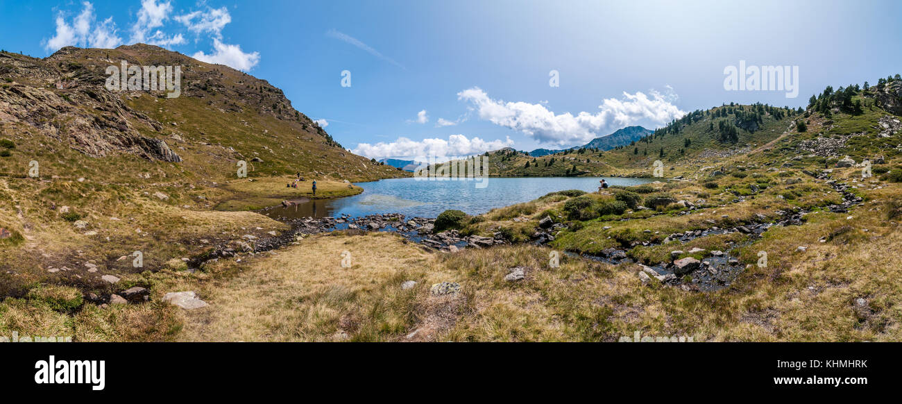 Vue sur le lac de haute montagne appelée 'Estany primer' près de Ordino, Andorre, Tristaina Banque D'Images