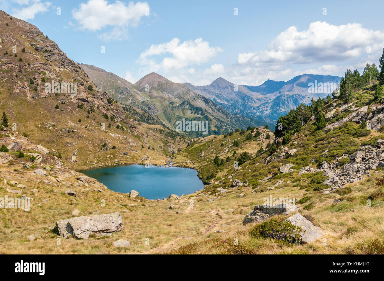 Vue sur le lac de haute montagne appelée 'Estany primer' près de Ordino, Andorre, Tristaina Banque D'Images