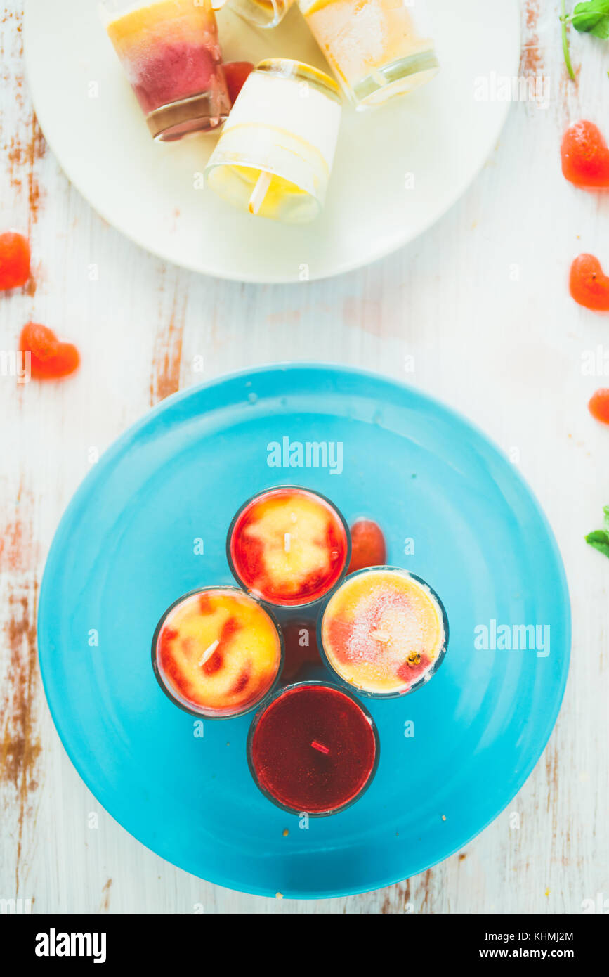 Sucettes glacées aux fruits d'été sur un fond rusty en bois blanc,à la menthe herbes et coeur glacé à base de pastèque de la limonade. Banque D'Images