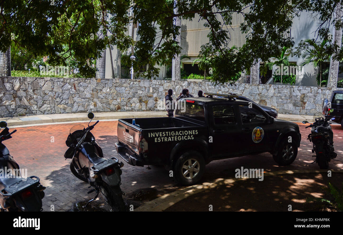 Caracas, Miranda, Venezuela. 17 novembre 2017. Des fonctionnaires du Service de renseignement bolivarien (SEBIN), l'organe de police politique du gouvernement de Nicolas Maduro, entourent la résidence du maire Antonio Ledezma après la nouvelle qu'il s'est échappé de cet endroit où il a été assigné à résidence depuis 2014 pour les manifestations contre le président Nicolas Maduro cette année-là. Des sources ont signalé que Ledezma s'était enfui en Colombie. Crédit: Roman Camacho/SOPA/ZUMA Wire/Alay Live News Banque D'Images