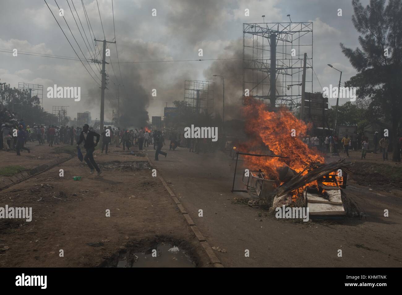 Nairobi, comté de Nairobi, Kenya. 17 novembre 2017. Barricade de route en feu vue pendant la manifestation. Crédit : Jan Husar/SOPA/ZUMA Wire/Alamy Live News Banque D'Images