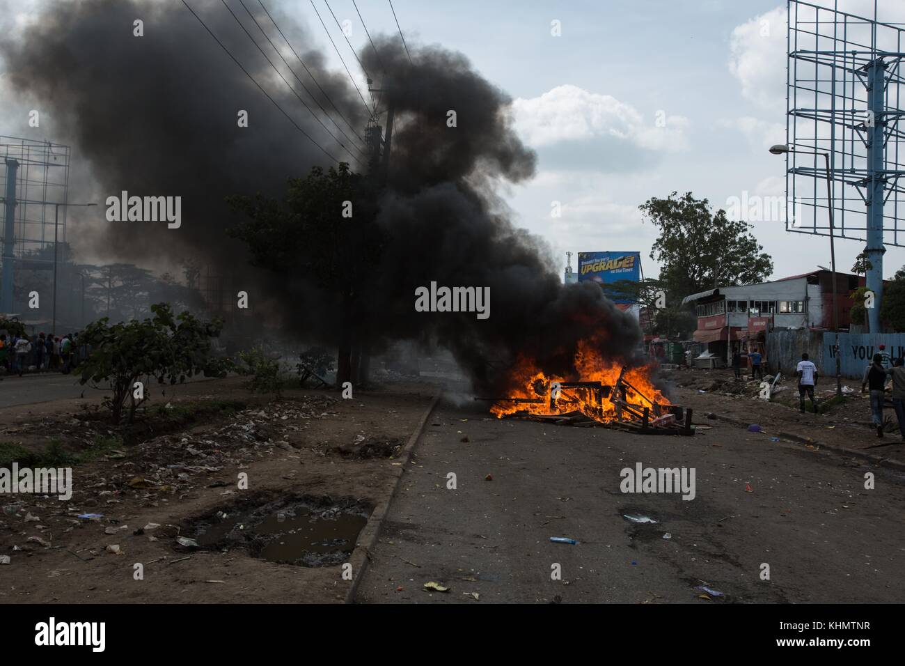 Nairobi, comté de Nairobi, Kenya. 17 novembre 2017. Barricade de route en feu vue pendant la manifestation. Crédit : Jan Husar/SOPA/ZUMA Wire/Alamy Live News Banque D'Images