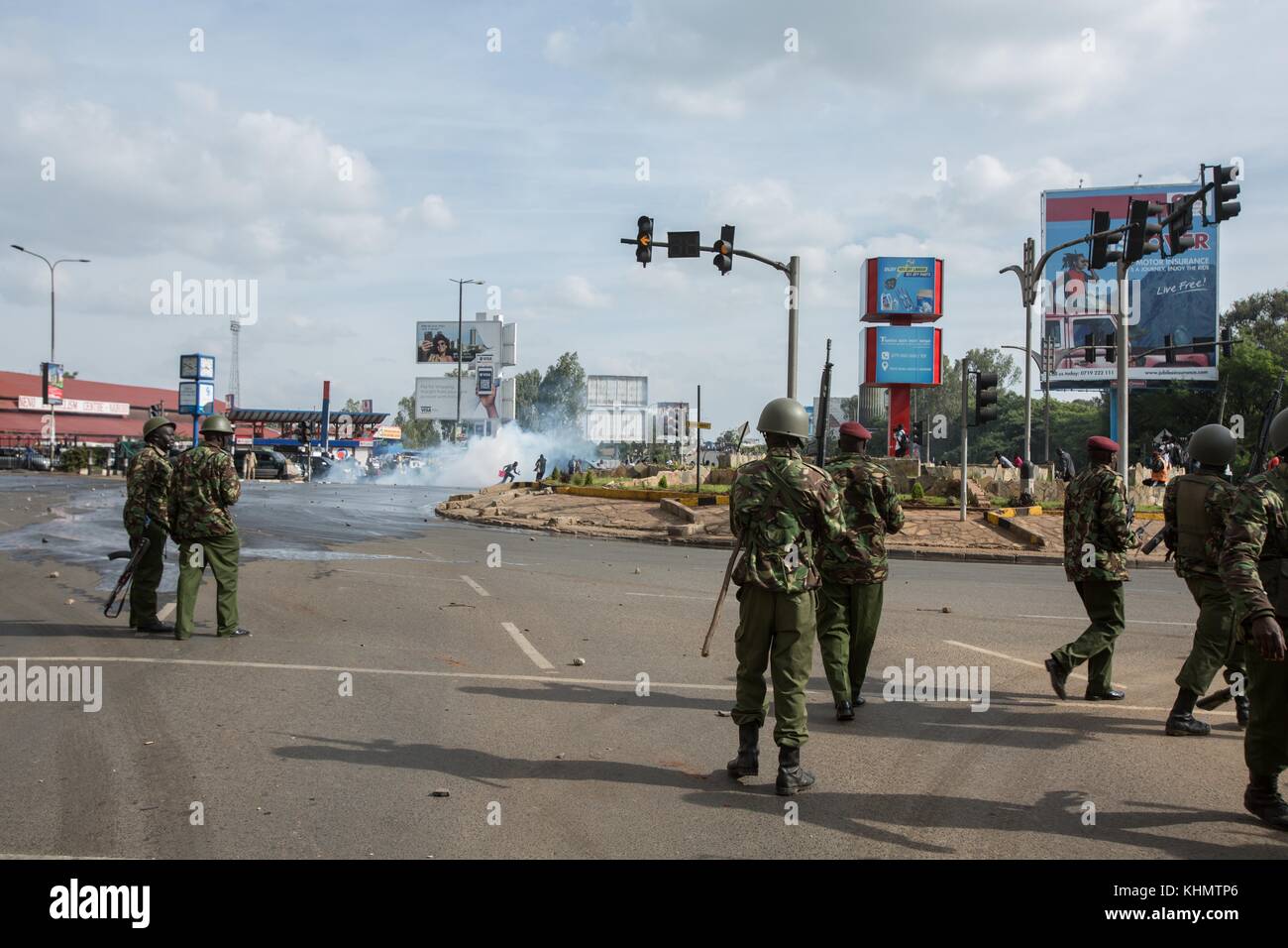 Nairobi, comté de Nairobi, Kenya. 17 novembre 2017. Des gaz lacrymogènes sont pulvérisés sur un rond-point dans le CBD alors que le rallye de Raila Odinga passe de l'aéroport à son bureau. Crédit : Jan Husar/SOPA/ZUMA Wire/Alamy Live News Banque D'Images