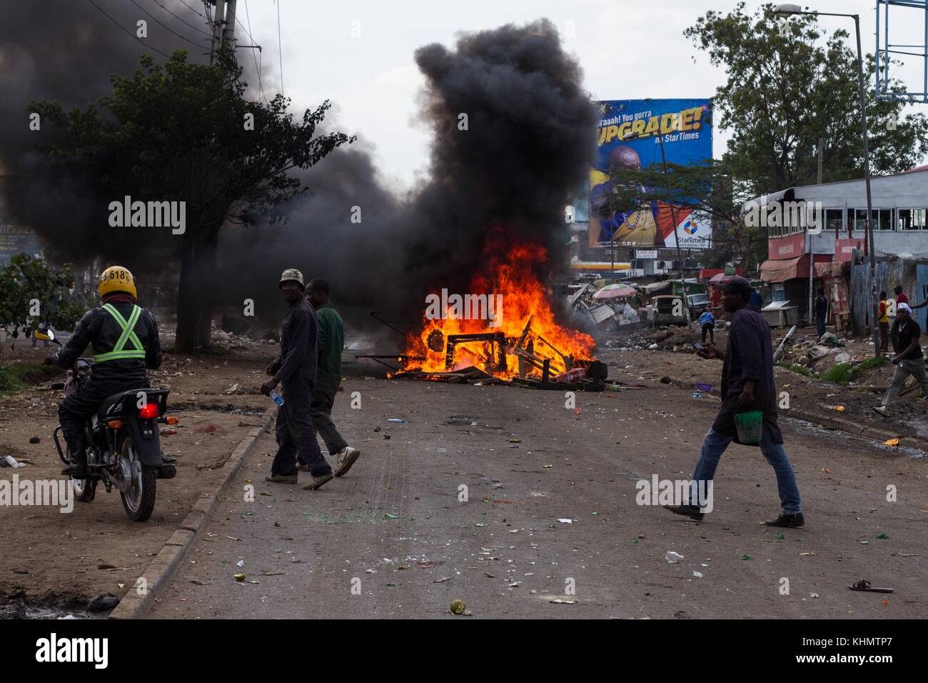 Nairobi, Nairobi, Kenya comté. 17 novembre, 2017. burning road barricade vu pendant la manifestation. crédit : jan husar/sopa/zuma/Alamy fil live news Banque D'Images
