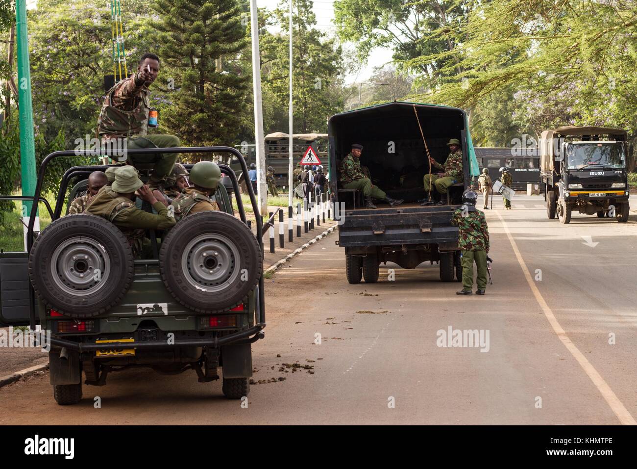 Nairobi, comté de Nairobi, Kenya. 17 novembre 2017. Une forte présence policière bloque les routes d’accès au parc Uhuru, un endroit où Raila Odinga voulait s’adresser à la foule du rassemblement. Crédit : Jan Husar/SOPA/ZUMA Wire/Alamy Live News Banque D'Images