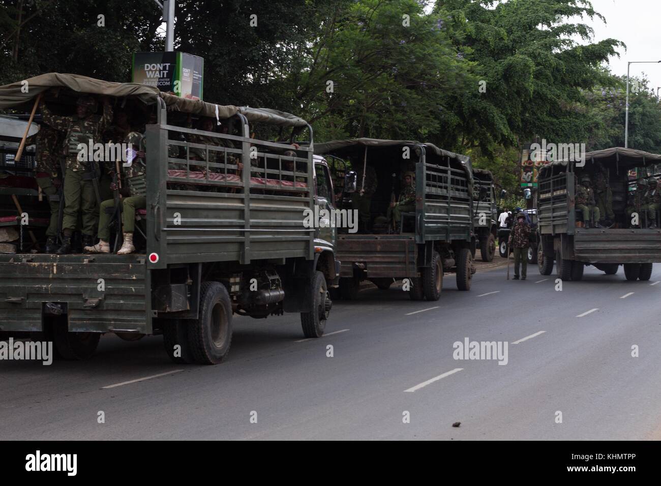 Nairobi, comté de Nairobi, Kenya. 17 novembre 2017. Une forte présence policière bloque les routes d’accès au parc Uhuru, un endroit où Raila Odinga voulait s’adresser à la foule du rassemblement. Crédit : Jan Husar/SOPA/ZUMA Wire/Alamy Live News Banque D'Images