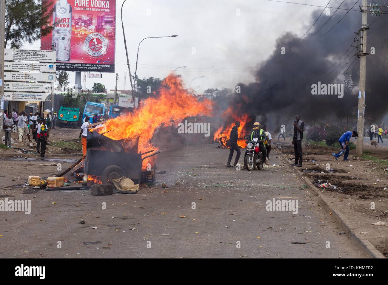 Nairobi, comté de Nairobi, Kenya. 17 novembre 2017. Barricade de route brûlante vue pendant la manifestation alors que les gens marchaient à proximité. Crédit : Jan Husar/SOPA/ZUMA Wire/Alamy Live News Banque D'Images