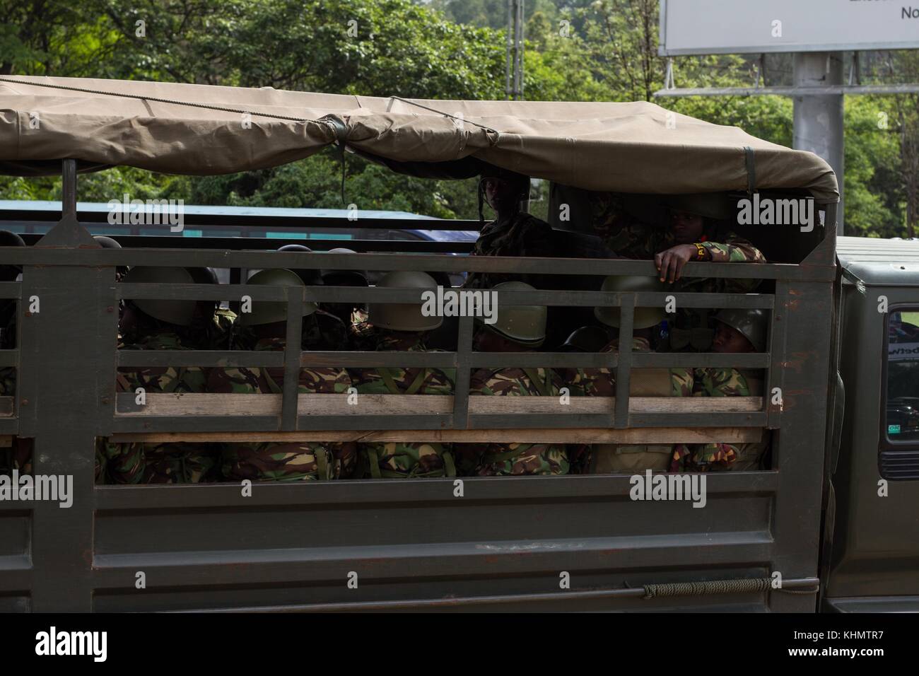 Nairobi, Nairobi, Kenya comté. 17 novembre, 2017 Présence de l'unité de police de lourdes. est de bloquer les routes d'accès à Uhuru Park, un endroit où Raila Odinga a voulu aborder le rallye foule. crédit : jan husar/sopa/zuma/Alamy fil live news Banque D'Images