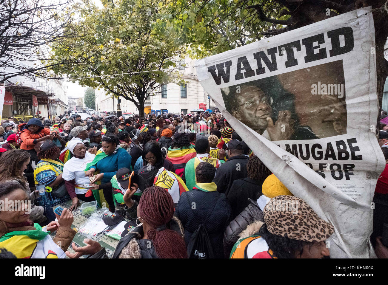 Londres, Londres, Royaume-Uni. 18 novembre 2017. Des centaines de personnes se rassemblent devant l'ambassade du Zimbabwe à Londres pour protester contre Robert Mugabe Credit : ZUMA Press, Inc/Alamy Live News Banque D'Images