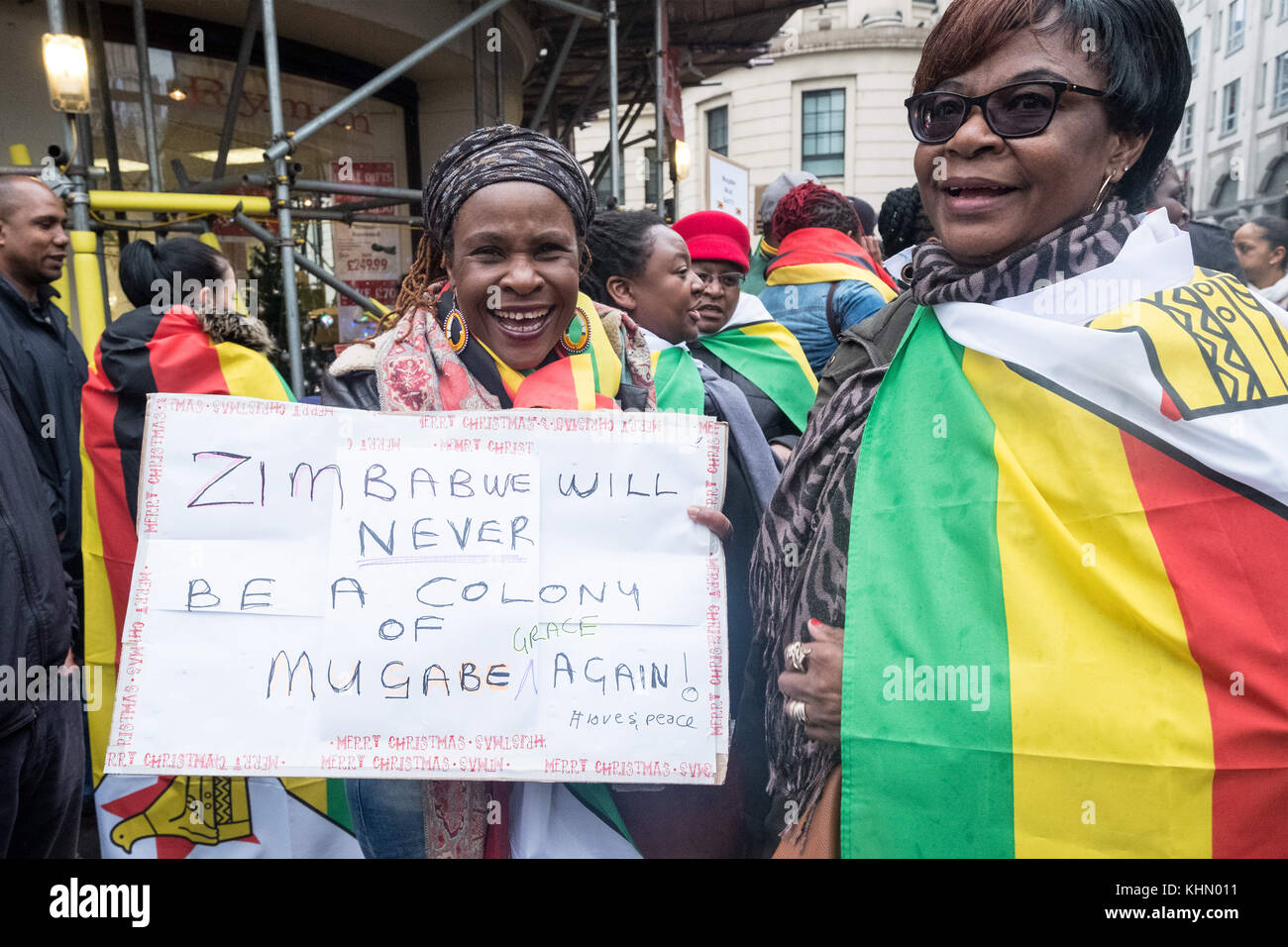 Londres, Londres, Royaume-Uni. 18 novembre 2017. Des centaines de personnes se rassemblent devant l'ambassade du Zimbabwe à Londres pour protester contre Robert Mugabe Credit : ZUMA Press, Inc/Alamy Live News Banque D'Images