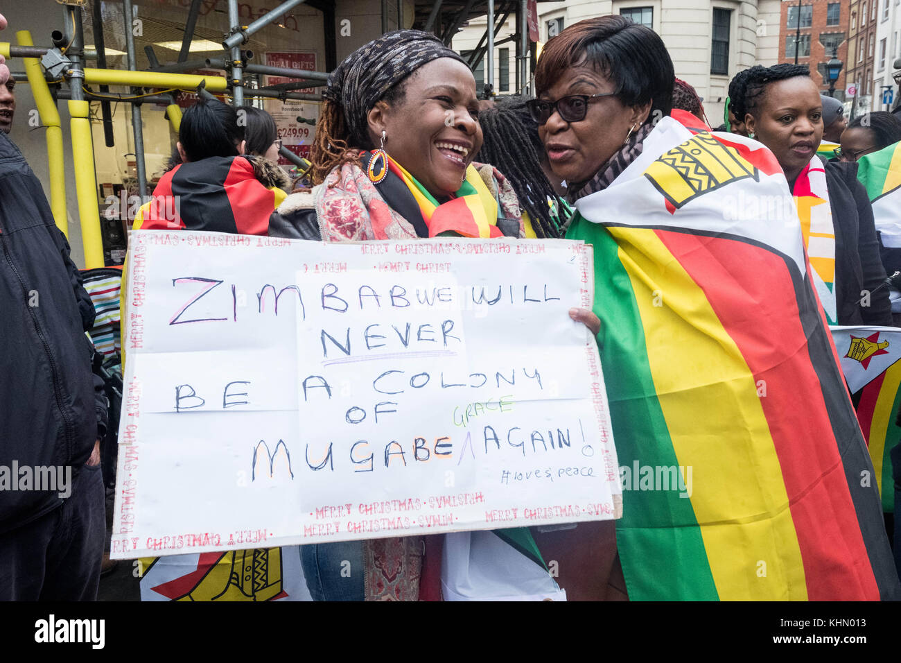 Londres, Londres, Royaume-Uni. 18 novembre 2017. Des centaines de personnes se rassemblent devant l'ambassade du Zimbabwe à Londres pour protester contre Robert Mugabe Credit : ZUMA Press, Inc/Alamy Live News Banque D'Images