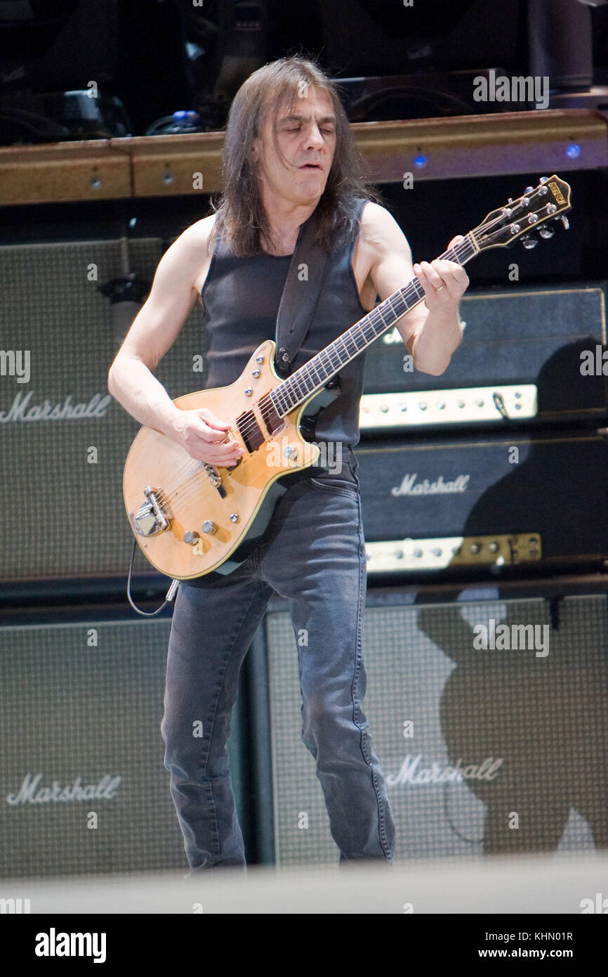 18 novembre 2017 - DOSSIER - le co-fondateur et guitariste d'AC/DC MALCOLM YOUNG (né le 6 janvier 1953 décédé le 18 novembre 2017) est décédé après avoir combattu la démence pendant plusieurs années. Il avait 64 ans. Young est mort à la maison avec sa famille à ce chevet. Young, avec son frère Angus, fonde le légendaire groupe rock en 1975 en Australie. Photo : 7 novembre 2008 - Toronto, Ontario, Canada - guitariste de rythme Malcolm Young, choriste d'AC/DC, pendant la tournée Black Ice World Tour. (Crédit image : © Ray Miller/SCG/ZUMAPRESS.com) Banque D'Images