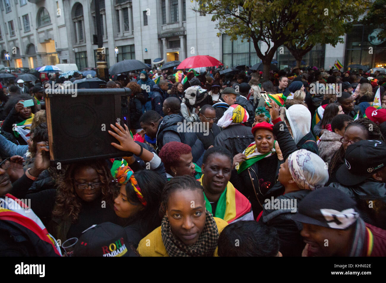 London Uk 18 novembre 2017 personnes rassemblées au Zimbabwe House à Londres pendant un rassemblement appelant le président Robert Mugabe de se retirer. Banque D'Images