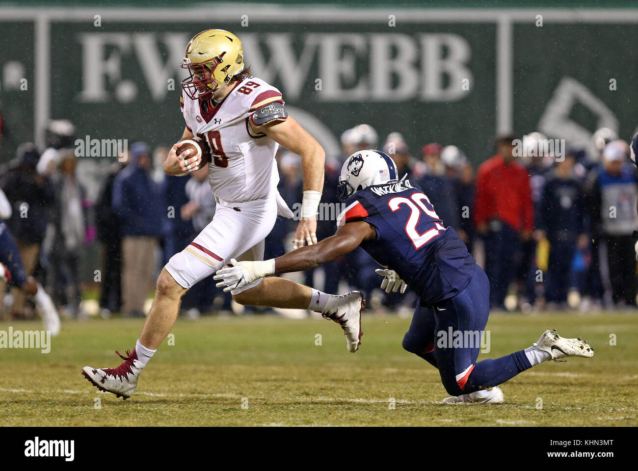 Fenway Park. 18 Nov, 2017. MA, USA, Boston College Eagles tight end Tommy Sweeney (89) capture un passage et poursuivi par UConn Huskies arrière défensif Anthony Watkins (29) au cours de la NCAA football match entre Boston College Eagles et UConn Huskies au Fenway Park. Boston College défait UConn 39-16. Anthony Nesmith/CSM/Alamy Live News Banque D'Images