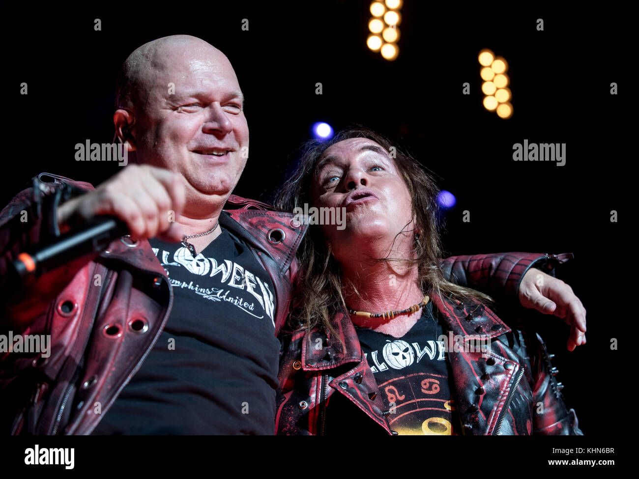 Assago, Italie. 18 novembre 2017. Andi Deris et Michael Kiske jouent avec Helloween au Mediolanum Forum lors de la tournée Pumpkins United à Assago, en Italie. , . Crédit : Alberto Gandolfo/Alamy Live News Banque D'Images