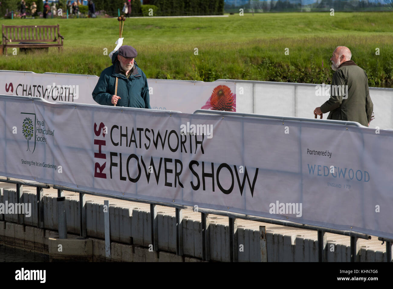 2 hommes au 1er Chatsworth RHS Flower Show traversent un pont temporaire pour obtenir de l'autre côté - Chatsworth House, Derbyshire, Angleterre, Royaume-Uni. Banque D'Images