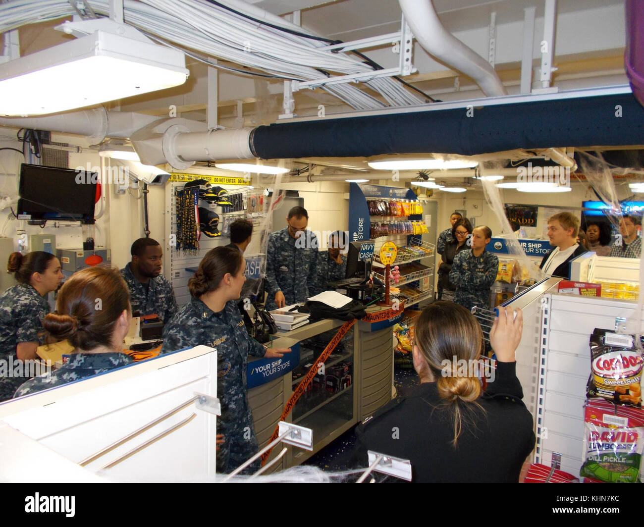 NORFOLK, Virginie (oct. 25, 2017) - Les membres de l'appui des systèmes d'armes (NAVSUP NAVSUP WSS) "Rencontre avec la flotte' group de Mechanicsburg, Pa., réunis dans le magasin de navires USS Gerald R. Ford (CVN-78), le 25 octobre, pour une brève et tour. (U.S. Photo de Jeff marine Landis, NAVSUP) Parution/WSS Banque D'Images