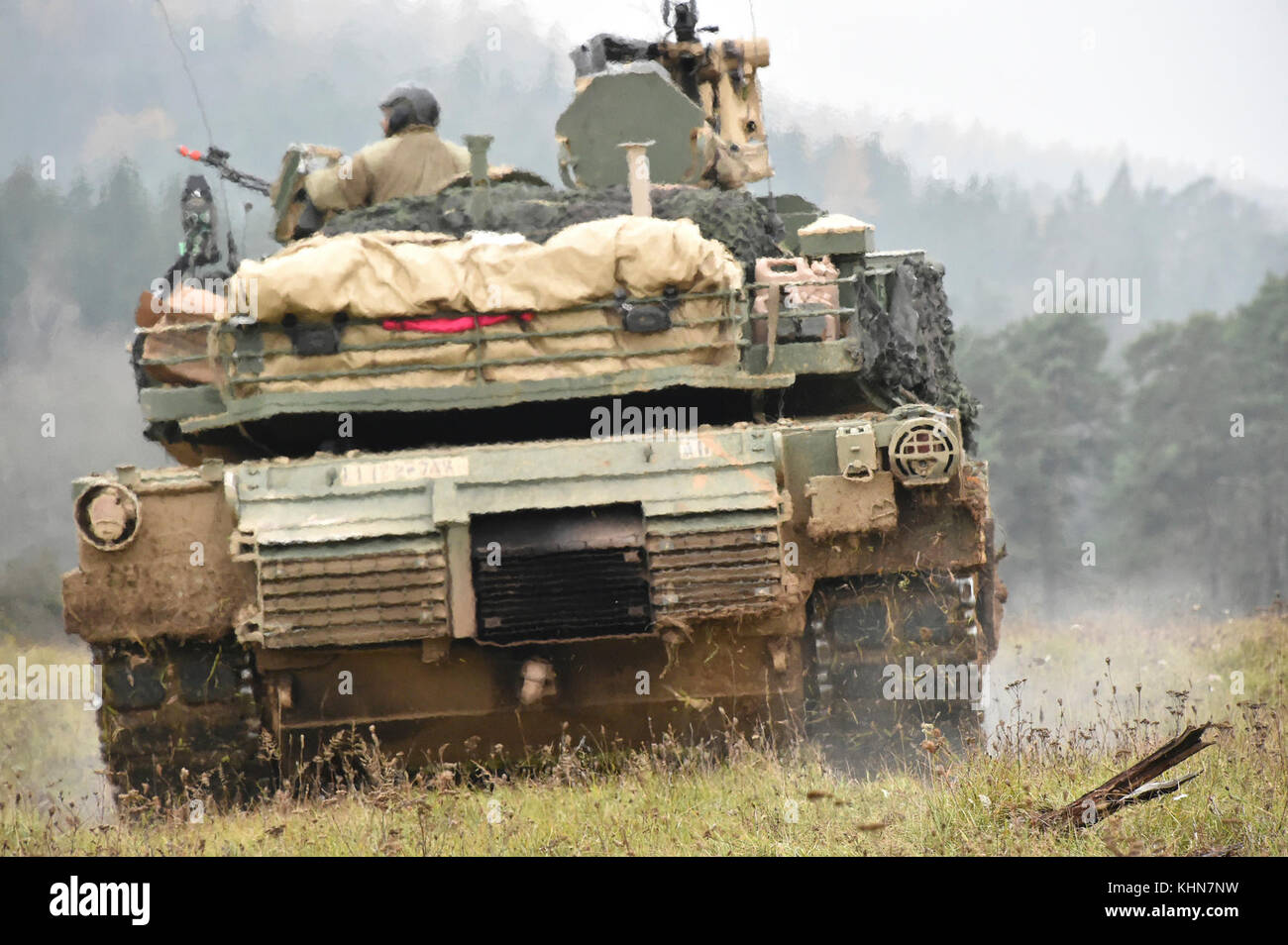 Des soldats américains avec 2ème Armored Brigade Combat Team, 1re Division d'infanterie manœuvre leur M1A2 Abrams SEPv2 char de combat principal pendant l'exercice Allied Esprit VII à la 7ème commande d'entraînement de l'armée, de formation du Hohenfels Allemagne, 16 novembre 2017. Environ 4 050 militaires de 13 nations participent à l'exercice du 30 octobre au 22 novembre 2017. Spirit est un allié de l'armée américaine l'Europe-dirigé, 7ATC-mené un exercice multinational série conçue pour développer et renforcer l'OTAN et partenaire clé de l'interopérabilité et l'état de préparation. (U.S. Photo de l'armée par Gertrud Zach) Banque D'Images