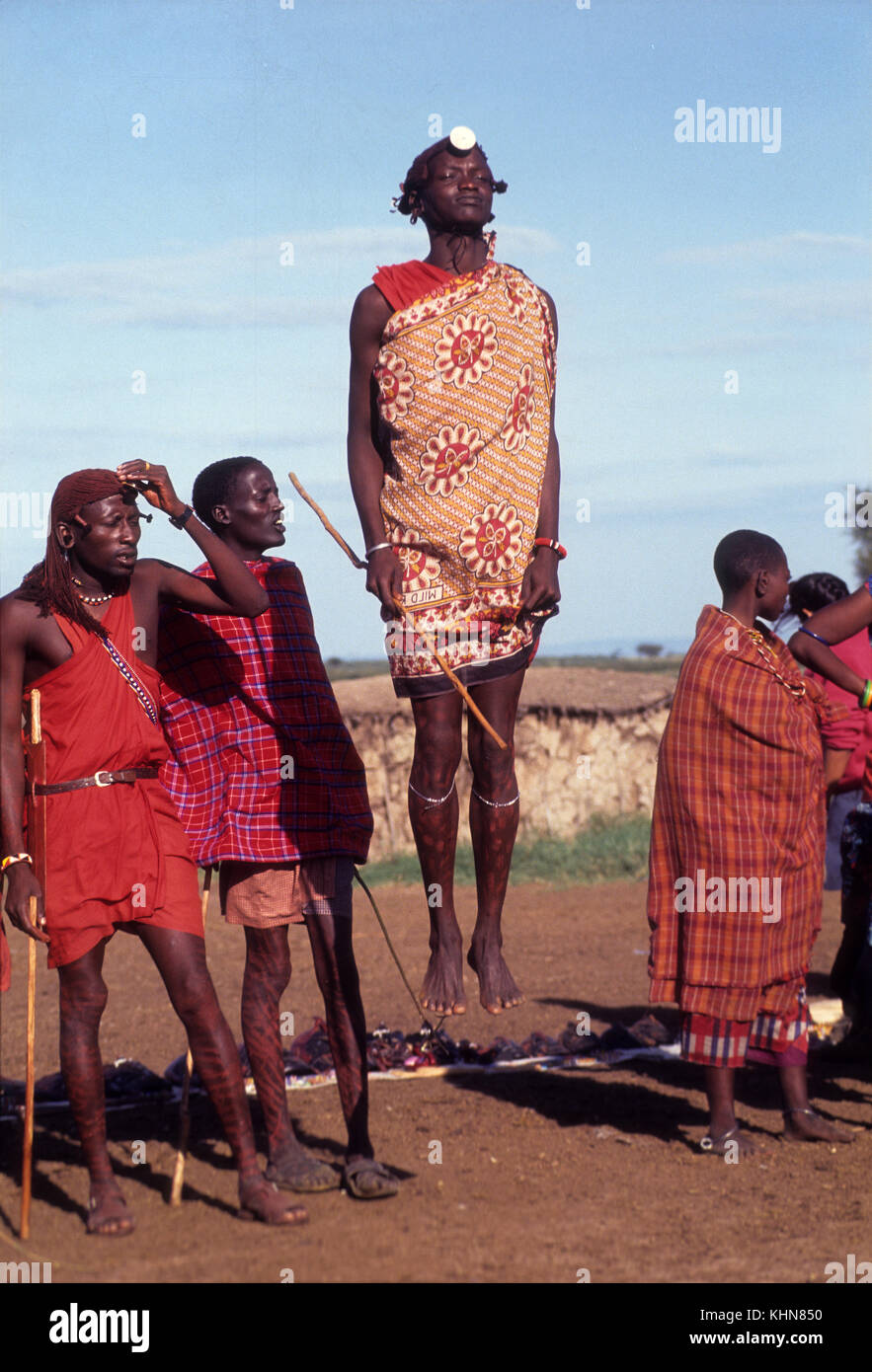 Présentation danse Masai pour les touristes dans une manyatta près de la réserve Masai Mara, Kenya zone. Banque D'Images