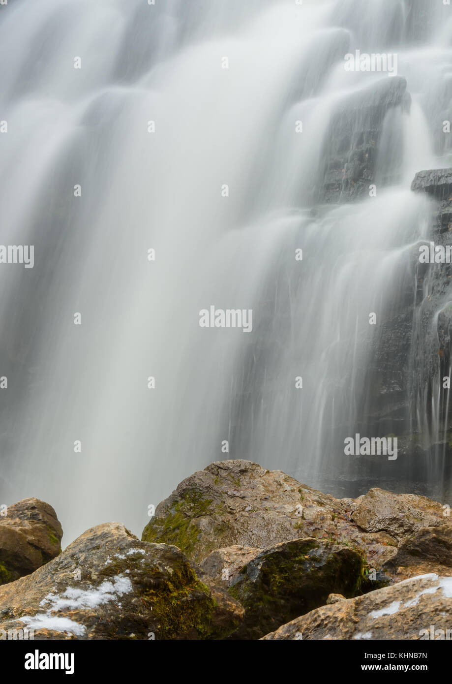 Belle vue sur la cascade avec de l'eau lisse tomber entre les roches et les pierres, l'exposition à long shot Banque D'Images