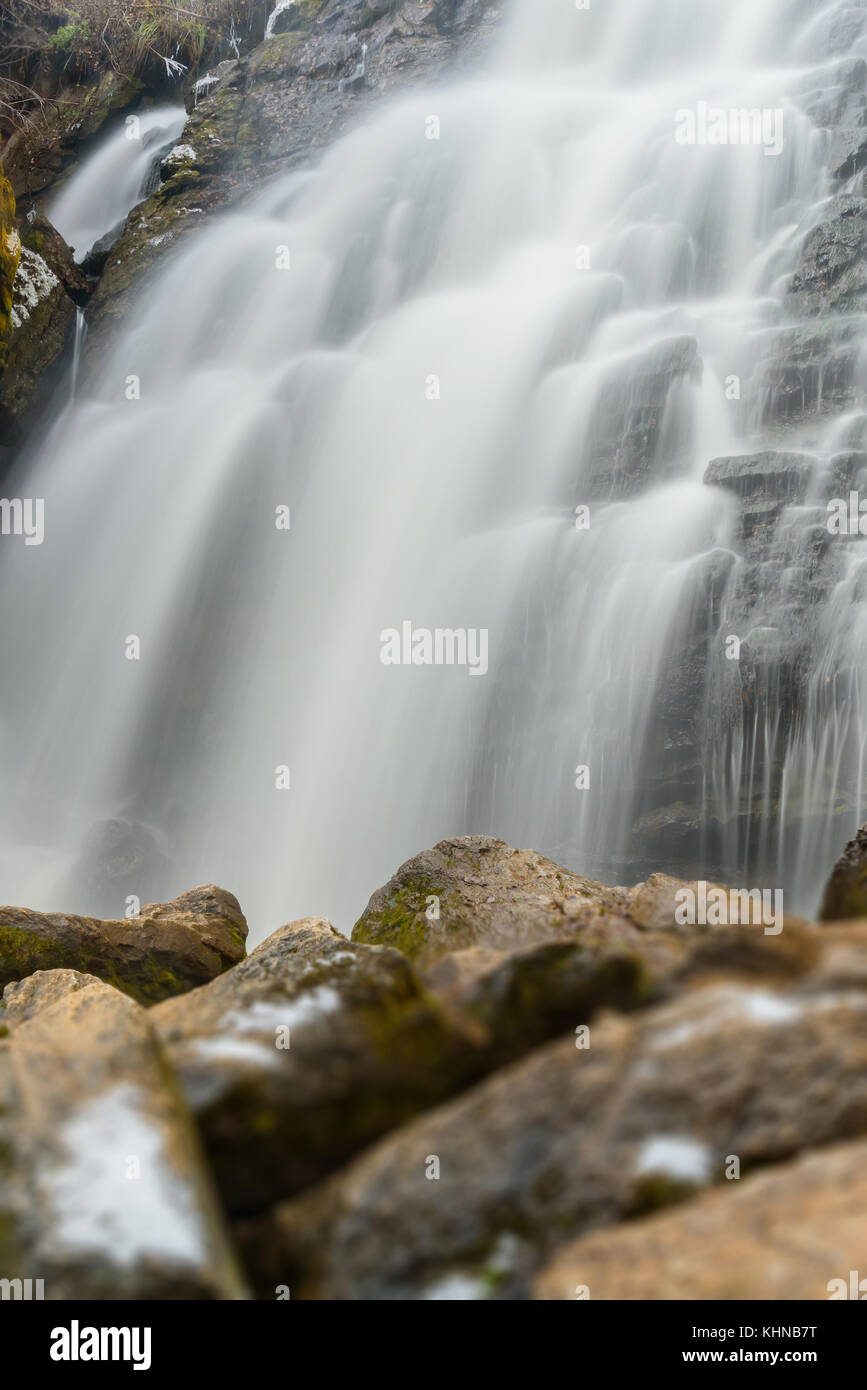 Belle vue sur la cascade avec de l'eau lisse tomber entre les roches et les pierres, l'exposition à long shot Banque D'Images
