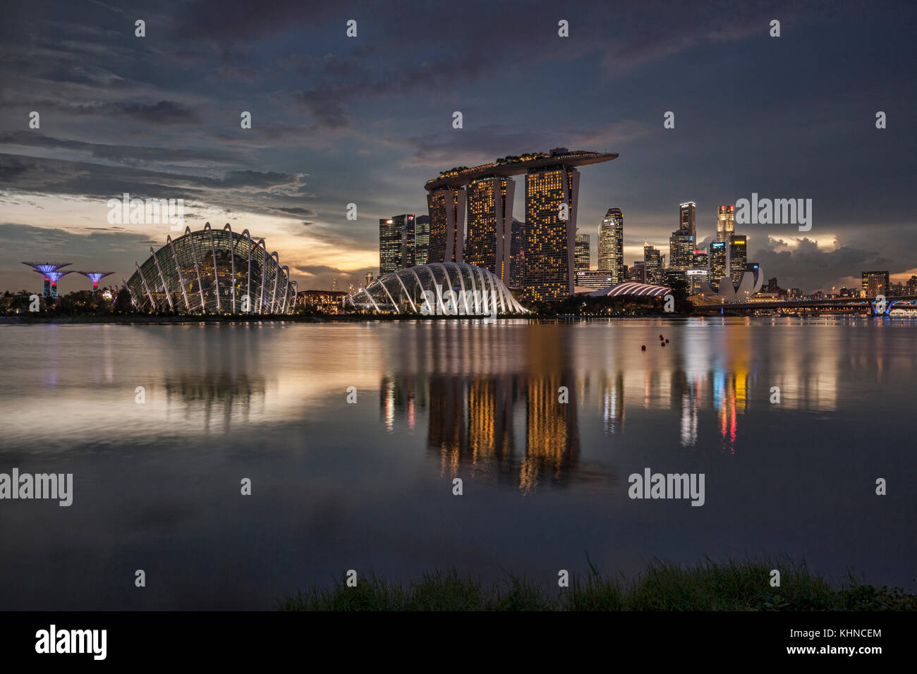 Singapour compte dans Marina Bay, avec le nuage, supertrees et dômes de fleurs, Marina Bay Sands et le quartier financier, le tout sous un moody Banque D'Images