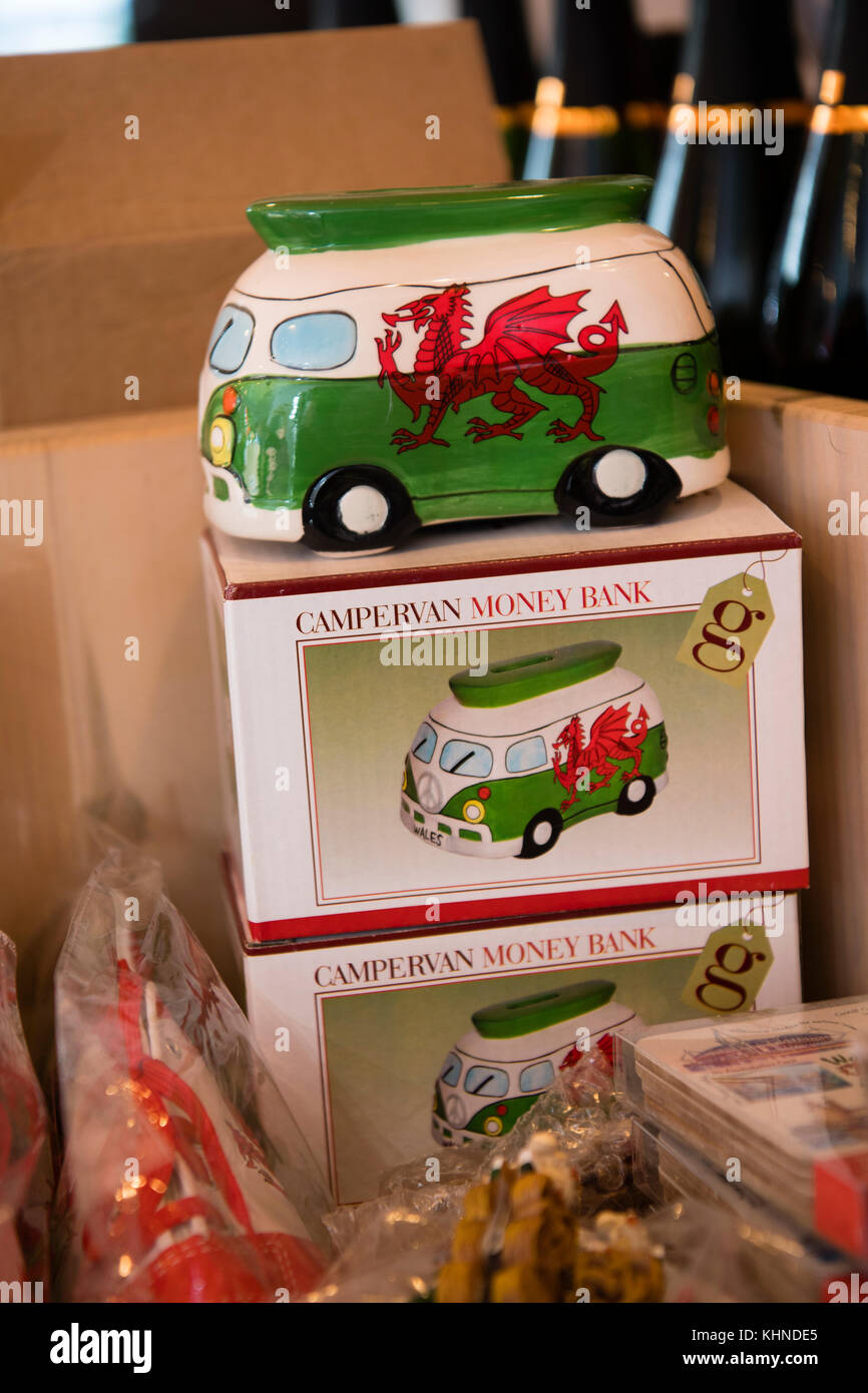 Un petit campervan vw en céramique argent fort peint avec le welsh dragon bannière rouge emblème du drapeau en vente à l'cletwr cafe et communauté boutique. tre'r ddol Ceredigion, pays de Galles UK Banque D'Images