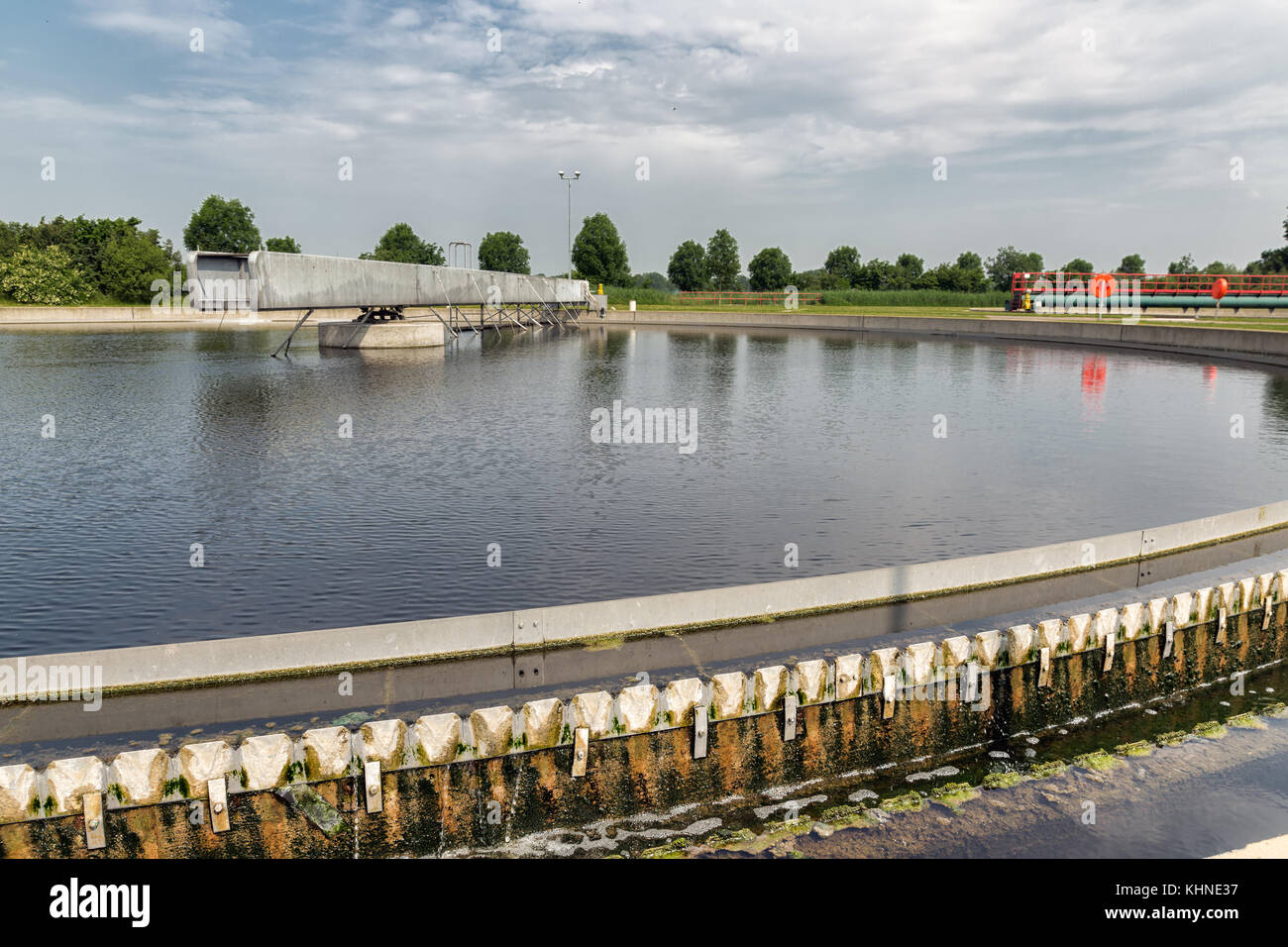 Les eaux usées dans le bassin de décantation secondaire de traitement des eaux usées Banque D'Images