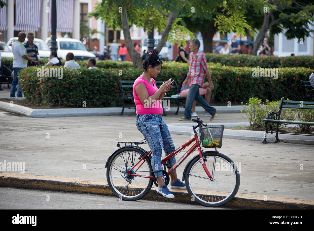 En utilisant l'internet wifi à Cienfuegos, Cuba Banque D'Images