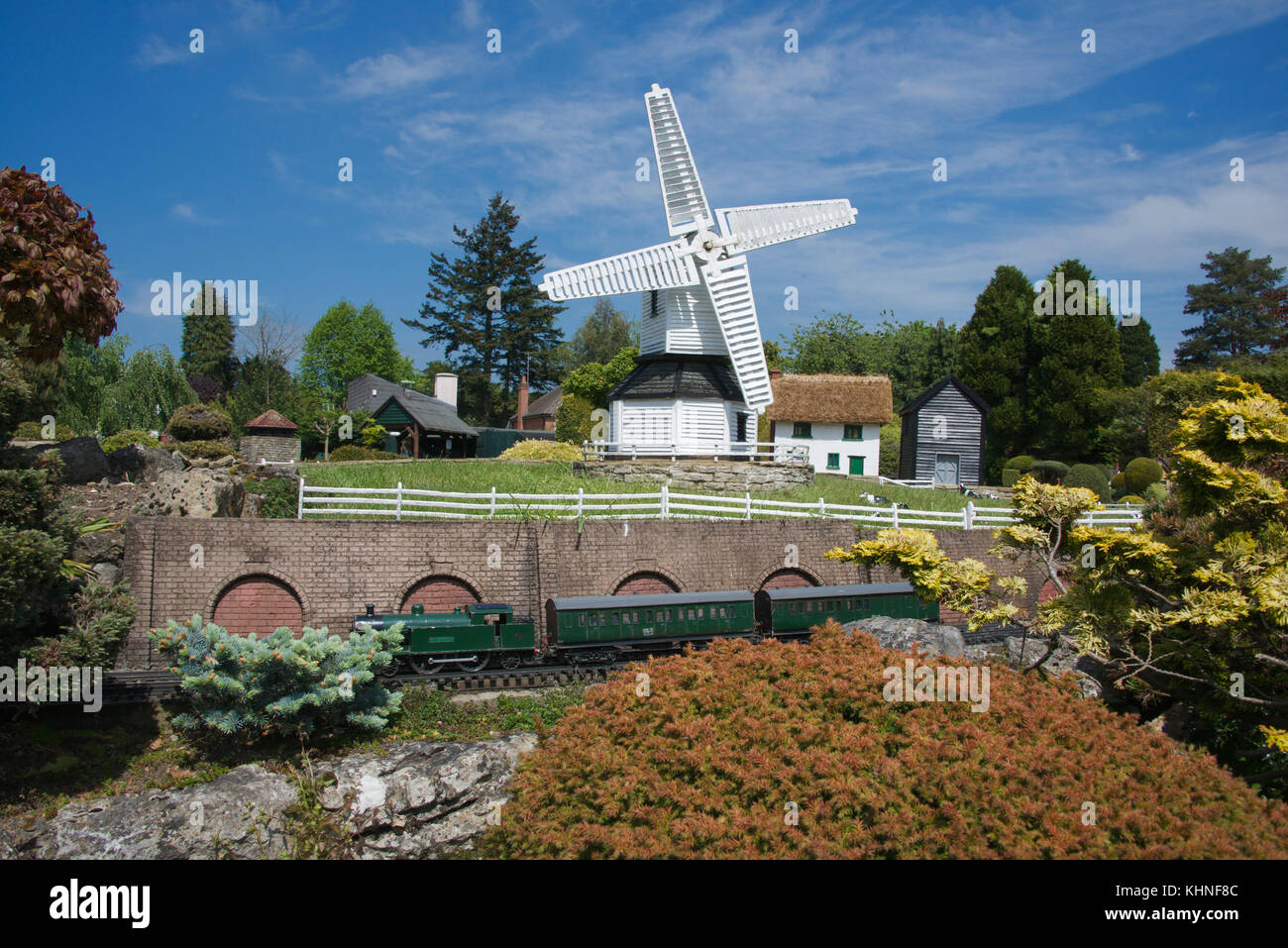 Moulin à vent et de trains à vapeur Bekonscot Model Village Beaconsfield Buckinghamshire Angleterre Banque D'Images