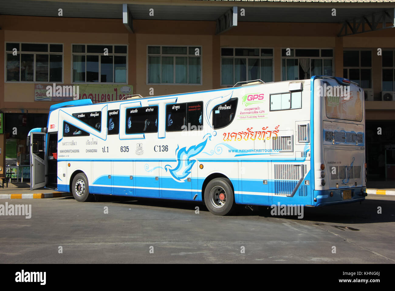 Chiang Mai, Thaïlande - 23 janvier 2016 : mercedes benz de nakhonchai tour company. route Nakhon Ratchasima et chiangmai. photo à Chiangmai, gare routière Banque D'Images