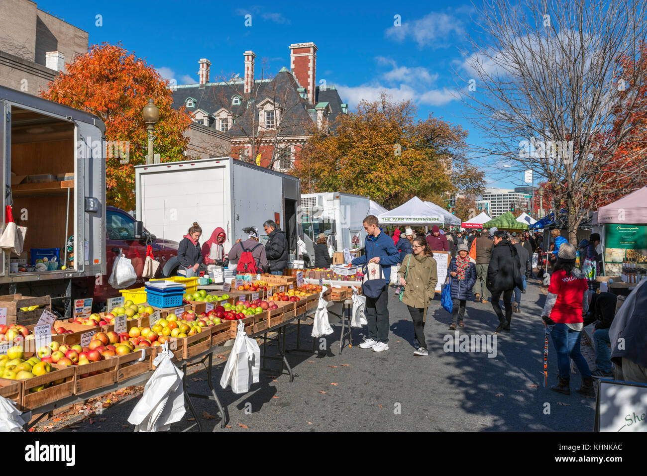 Marché du dimanche de Dupont Circle, 20e St NW, Dupont Circle, Washington DC, USA Banque D'Images Marché du dimanche de Dupont Circle, 20e St NW, Dupont Circle, Washington DC, USA Banque D'Images