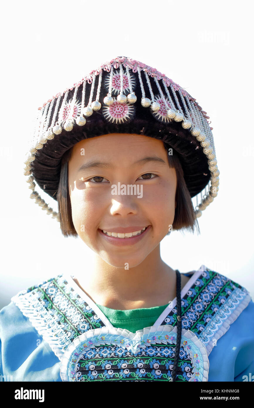 Habillé traditionnellement non identifiés les hmong hill tribe jeune fille à Chiangmai, Thaïlande. Banque D'Images