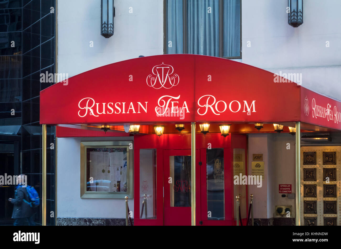 Auvent rouge à l'entrée du célèbre Russian Tea Room au 150 West 57th Street à New York Banque D'Images