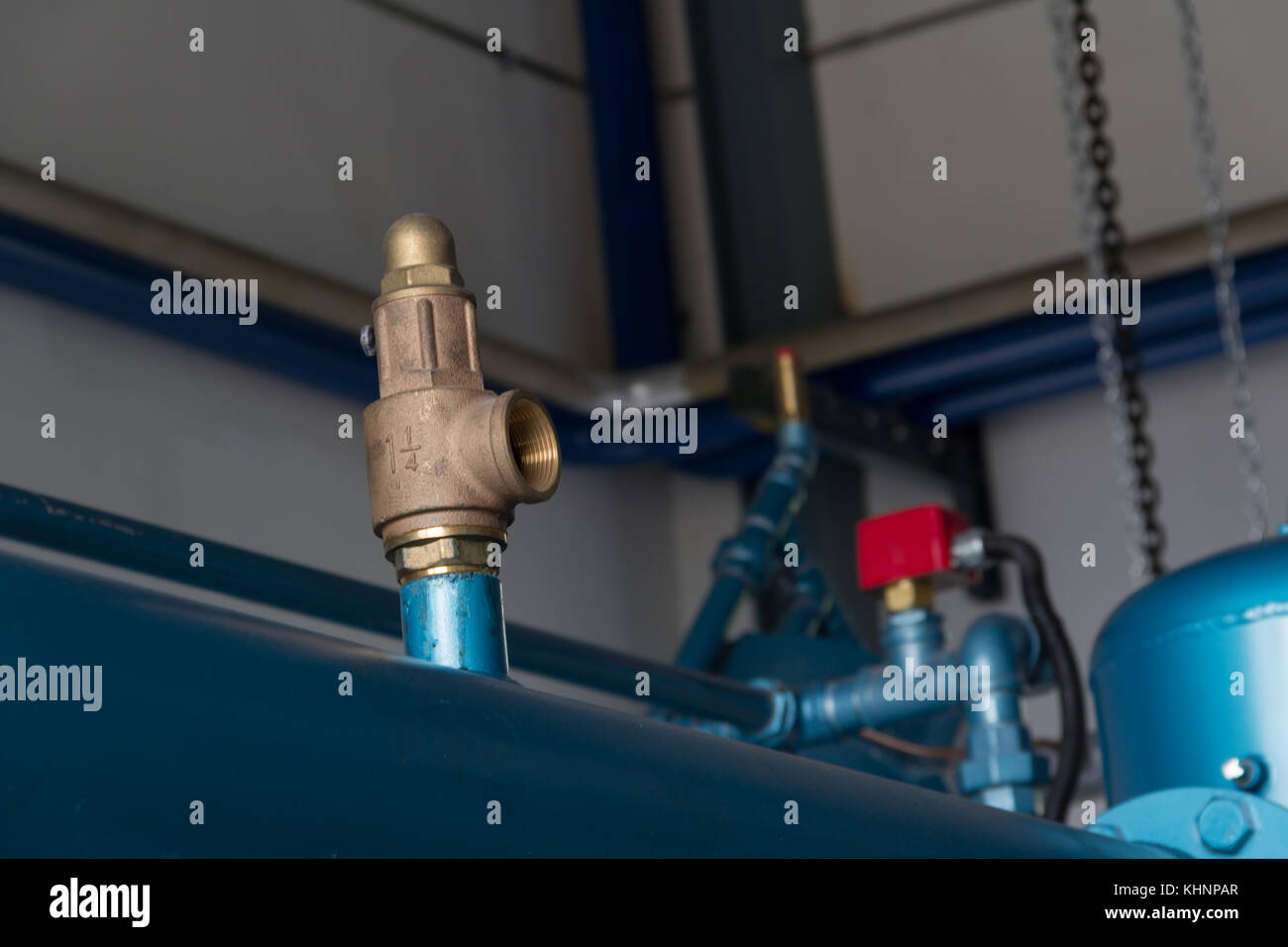 Installer la soupape de sécurité de pression à la sortie de l'alimentation  du compresseur pour protéger des pressions imprévues forme processus Photo  Stock - Alamy