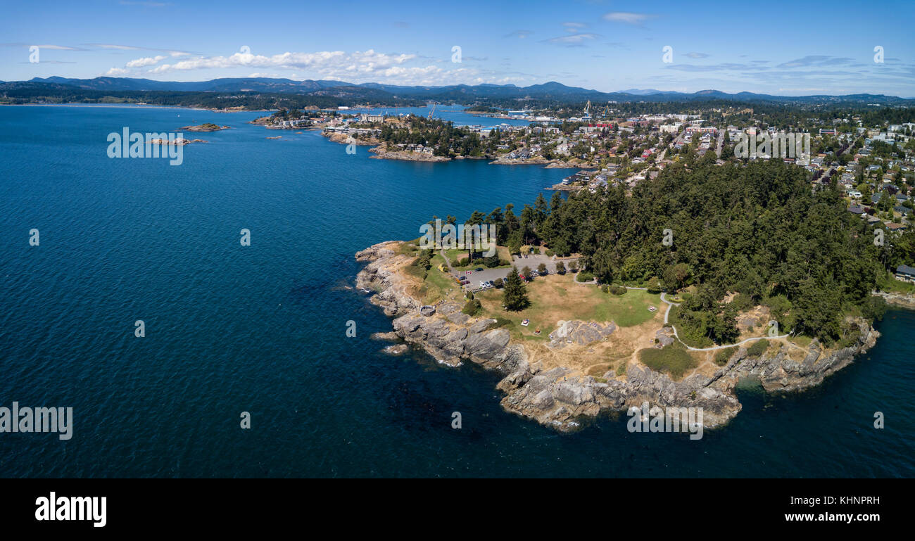 Vue aérienne paysage panoramique d'une belle côte rocheuse sur la côte pacifique. pris en Saxe Point Park, Victoria, île de Vancouver, Colombie-Britannique, c Banque D'Images