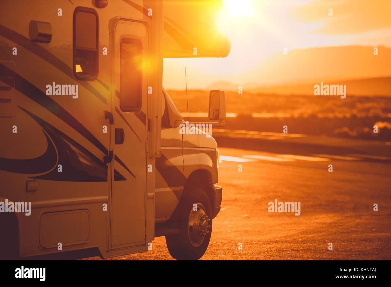Camping les campeurs rv. catégorie c véhicules récréatifs et le désert, coucher du soleil Banque D'Images