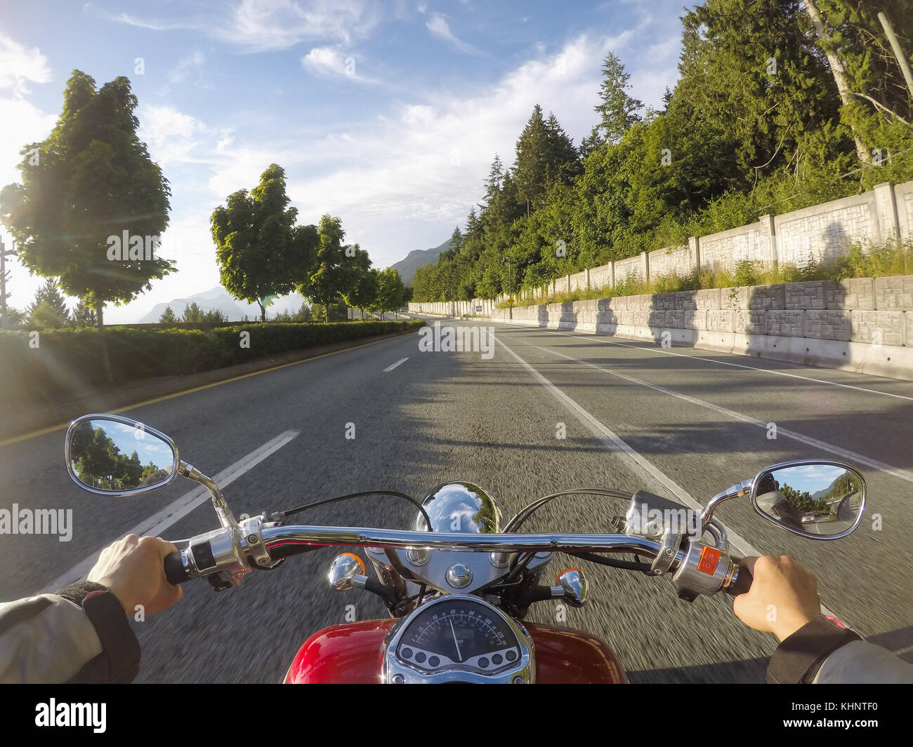 Équitation une moto cruiser sur l'autoroute Sea to Sky, de Vancouver à Squamish, British Columbia, canada. prise lors d'une journée ensoleillée. Banque D'Images