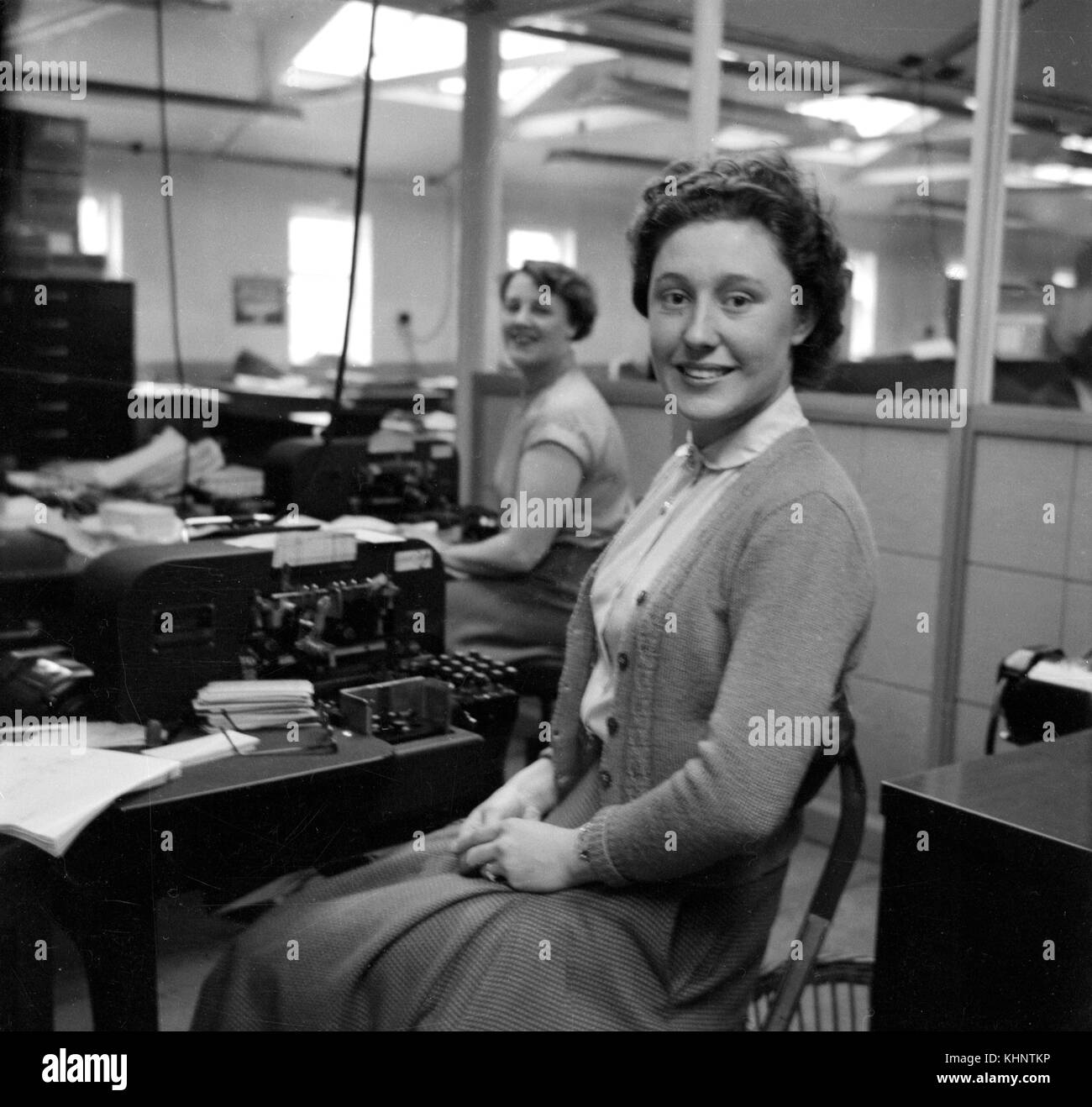 Les femmes service de comptabilité au bureau grâce à contrôler des machines. c1950 Photographie par Tony henshaw Banque D'Images