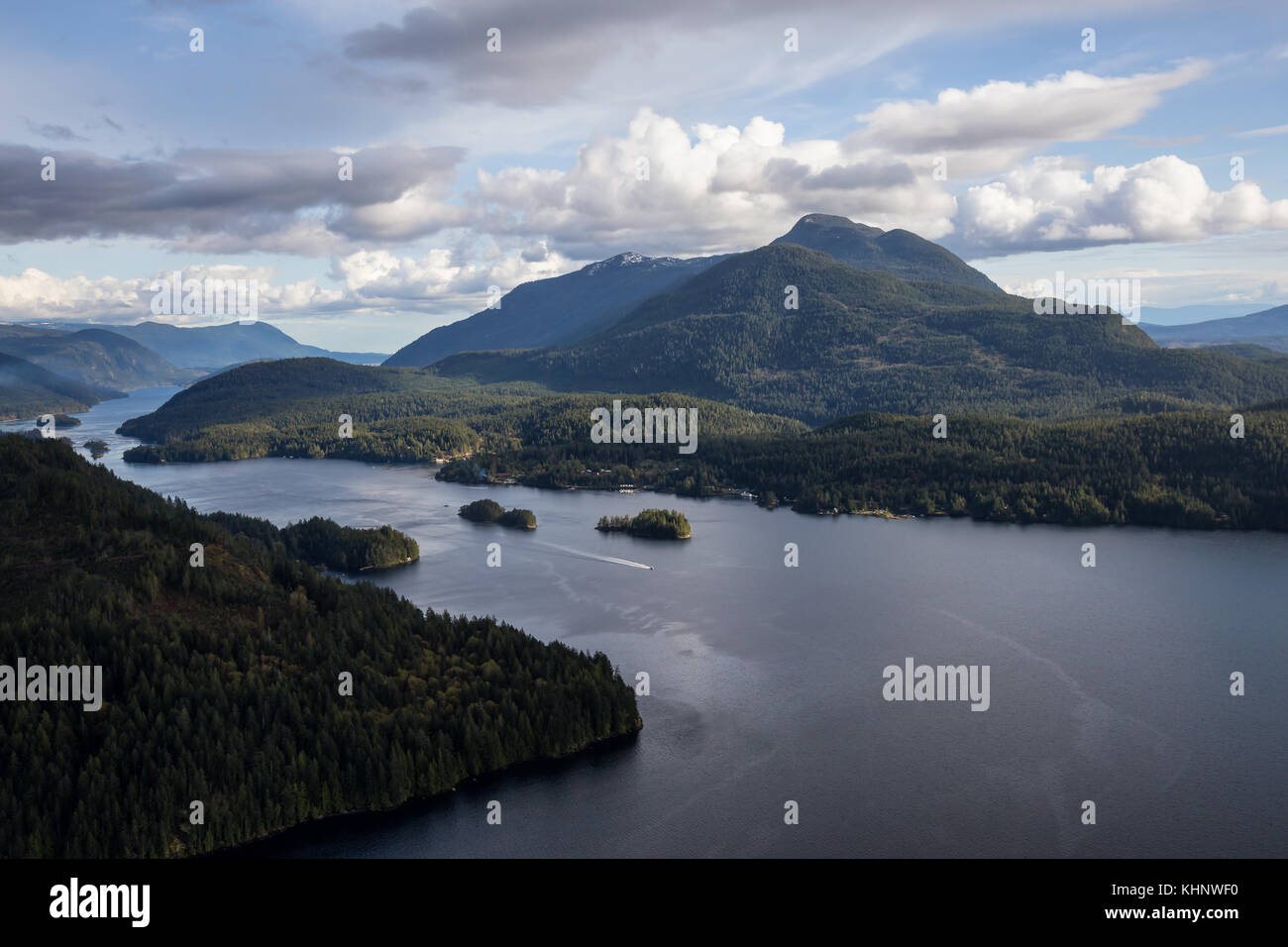 Skookumchuck narrows avec Sechelt Inlet dans l'arrière-plan. prises au nord de Sunshine Coast, en Colombie-Britannique, au Canada, au cours d'un ciel nuageux en soirée. Banque D'Images