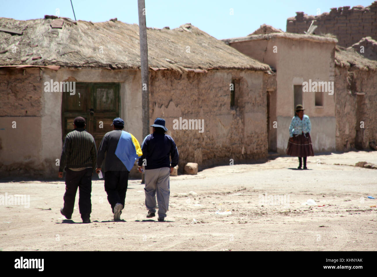 Les hommes et la femme de la rue en Bolivie, village bolivien Banque D'Images