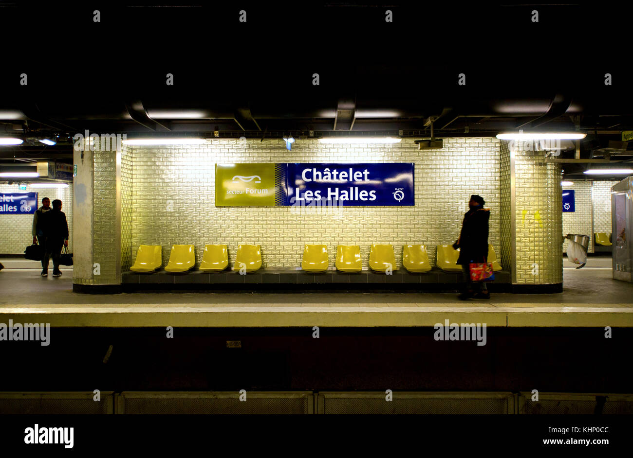 Paris, France. Paris - métro Chatelet Les Halles - les gens sur la plate-forme Banque D'Images